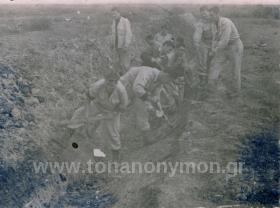 Άνδρες σκάβουν